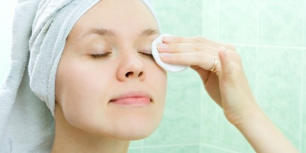 8 erros que cometemos na hora de tirar a maquiagem dos olhos (e como evitá-los)